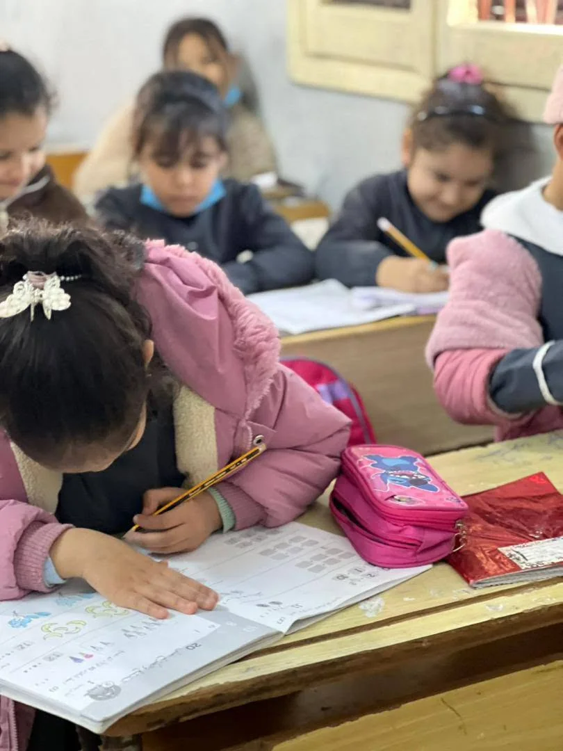 طلبة مدرسة الأنوار الذهبية أثناء التعلم داخل الفصل